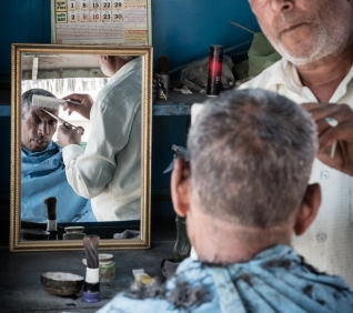 Barber man, Udaipur, India.